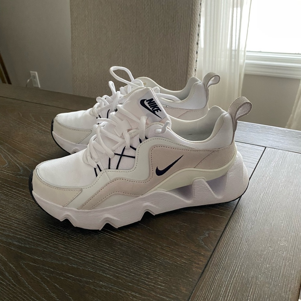 Gently worn (4 times) Nike RYZ sneakers in size 6.5